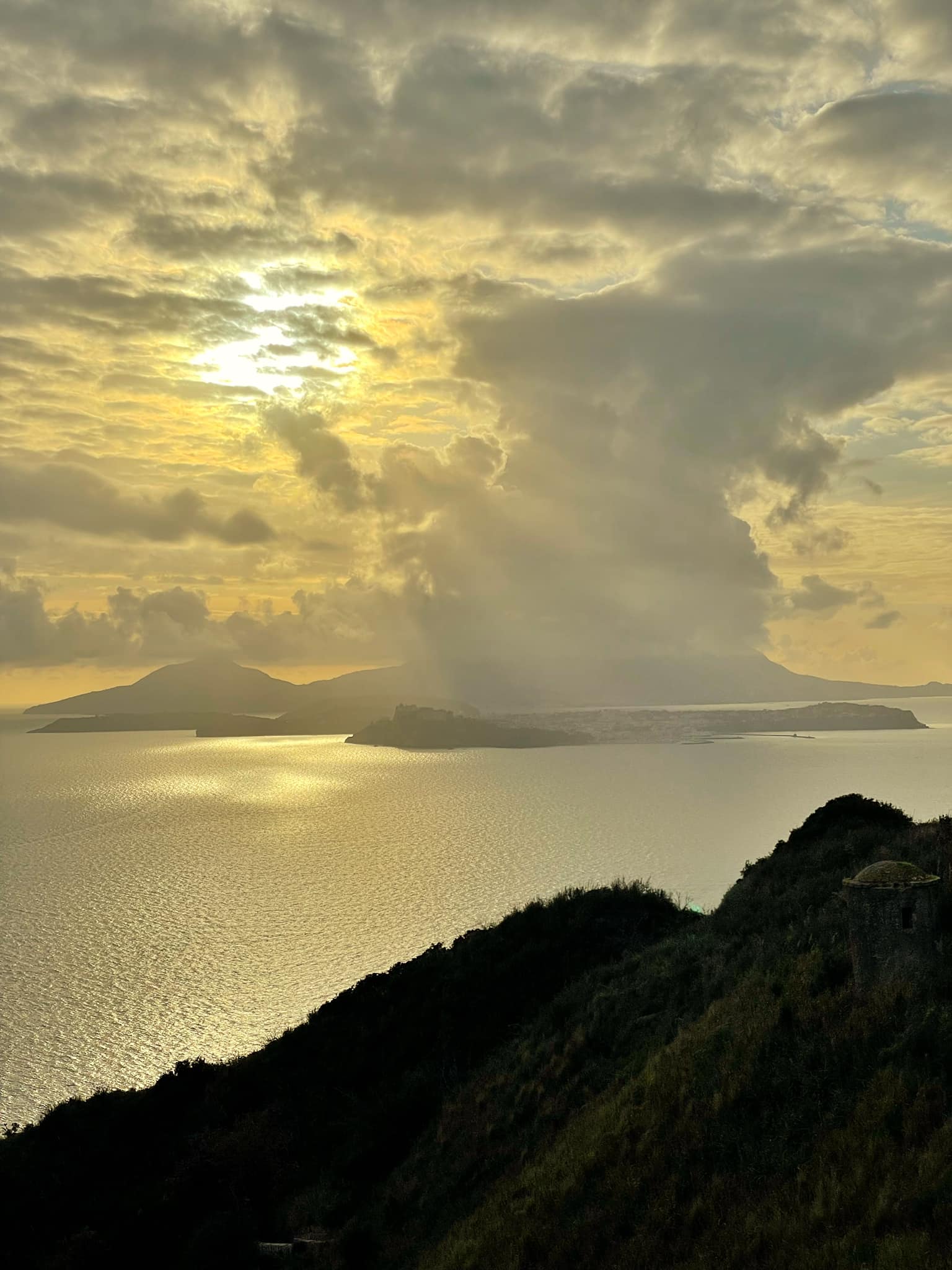 Ischia e Procida dal sentiero di Capo Miseno.