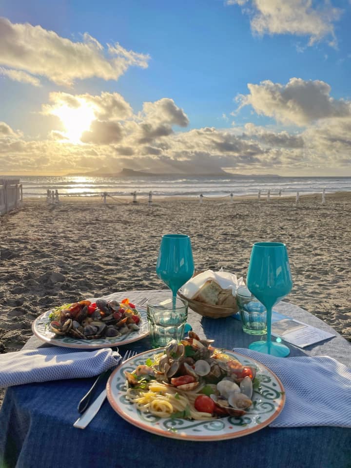 Pranzo al ristorante sulla spiaggia da Giona, sentiero Capo Miseno.